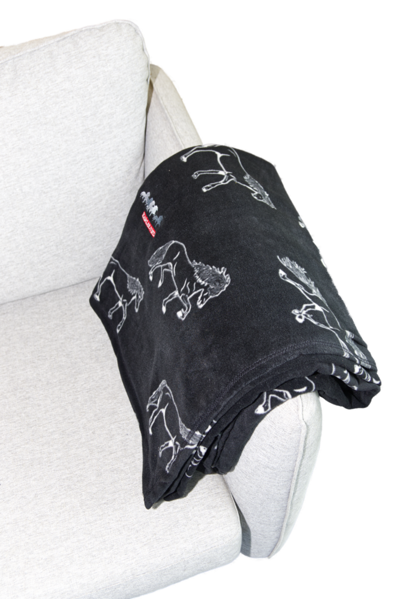 Fleece blanket with gaits